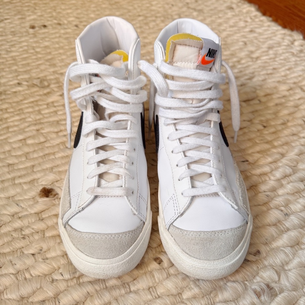 Nike Women’s Blazer Mid ‘77, White/Sail/Peach/Black, Size 8
